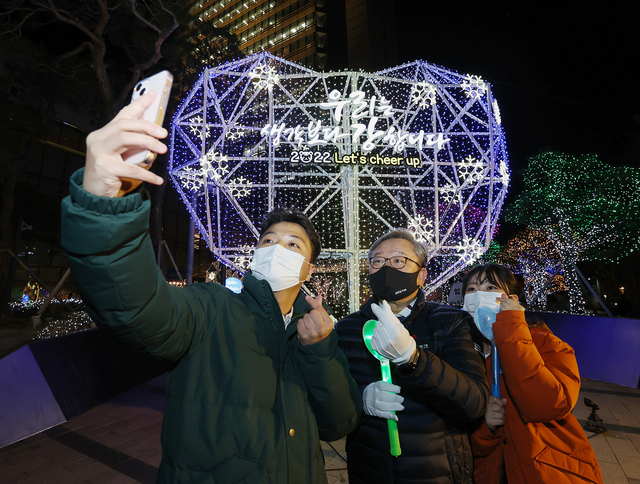 ▲ DGB대구은행 임성훈 은행장(중간)이 시민들과 함께 열린광장 하트모양 앞에서 사진을 찍고 있다.ⓒDGB 대구은행