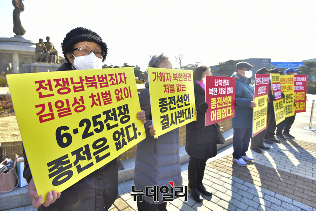 ▲ 6.25전쟁 납북인사 가족협의회는 6일 오전 11시 청와대 분수대 앞에서 종전선언과 관련한 8개 공개질의를 문재인 대통령에게 던졌다. ⓒ강민석 기자.