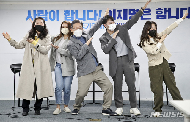 ▲ 지난 1일 이재명 더불어민주당 대선 후보가 서울 여의도 민주당 당사에서 열린 국가인재 1차 MZ세대 전문가 영입 발표에서 김윤이씨(맨 오른쪽)와 포즈를 취하고 있다. ⓒ뉴시스