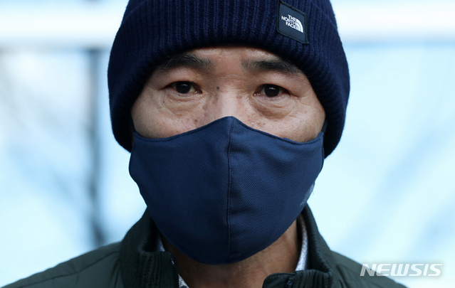 ▲ 서해상에서 북한군에 피격돼 숨진 해수부 공무원의 유족 이래진 씨가 지난달 12일 서울 서초구 서울행정법원 앞에서 정부를 상대로 한 정보공개 청구소송 1심 선고 직후 발언하는 모습. ⓒ뉴시스