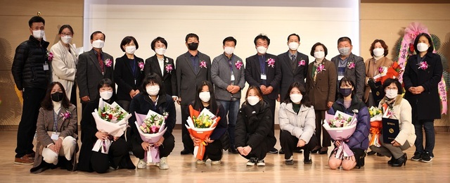 ▲ ‘제8회 광복(光馥)농업상’ 시상 및 장학증서 수여식이 6일 청주시농업기술센터 청심관에서 열린 가운데 대상에 안창하 씨 받았으며, 고등학생과 대학생 12명에게 장학금 1200만원을 전달했다. 사진은 수여식을 마치고 전병순 사장과 수상자들이 기념촬영을 하고 있다.ⓒ청주시