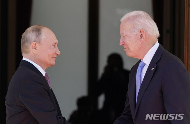 ▲ 지난 6월 스위스 제네바에서 만난 블라디미르 푸틴 러시아 대통령과 조 바이든 미국 대통령이 악수를 나누고 있다. ⓒ뉴시스 AP. 무단전재 및 재배포 금지.