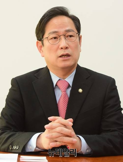 ▲ 6일 오전 서울 여의도 국회의원회관 437호 박 의원 사무실에서 진행된 본지와의 인터뷰 중인 박수영 국민의힘 의원. ⓒ이종현 기자