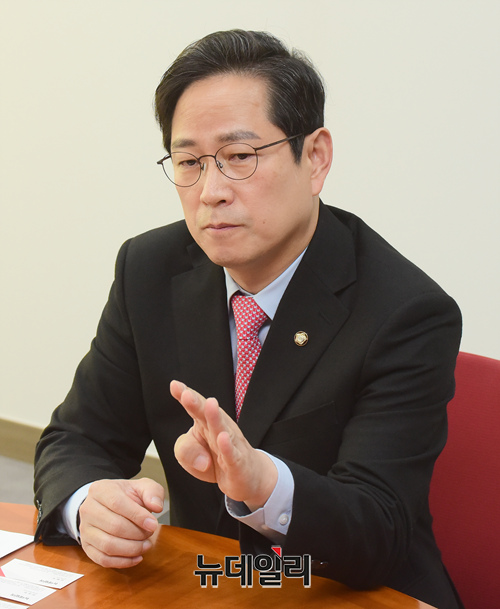 ▲ 6일 오전 서울 여의도 국회의원회관 437호 박 의원 사무실에서 진행된 본지와의 인터뷰 중인 박수영 국민의힘 의원. ⓒ이종현 기자