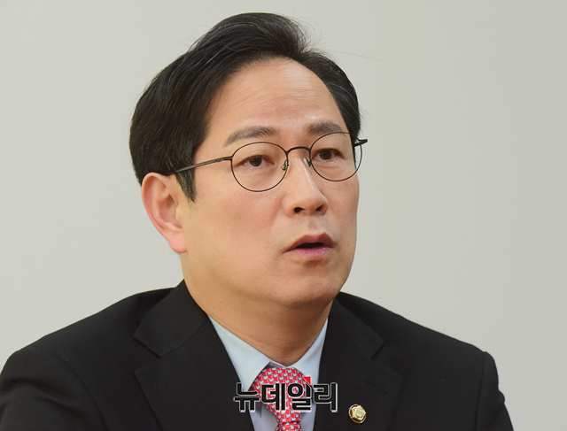 ▲ 6일 오전 서울 여의도 국회의원회관 437호 박 의원 사무실에서 진행된 본지와의 인터뷰 중인 박수영 국민의힘 의원. ⓒ이종현 기자