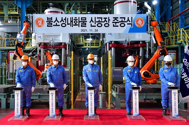 ▲ (좌측 두 번째부터) 포스코케미칼 마숙웅 제조노동조합 위원장, 민경준 사장, 조정우 포스코플랜텍 사장, 심민석 포스코ICT EIC사업실 실장 등이 준공식에서 기념촬영을 하고 있다. ⓒ포스코케미칼