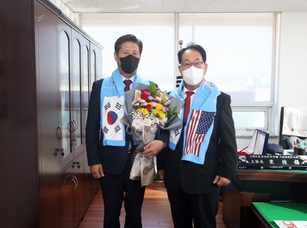 ▲ 이희환 대전 유성구의회 부의장(왼쪽)이 7일 국가유공자에 대한 지원과 제도개선 등 국가유공자 예우 증진 앞장선 공로를 인정받아 김정규 대한민국무공수훈자회 회장으로부터 감사패를 받았다.ⓒ유성구의회