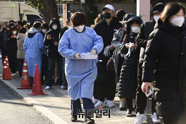 ▲ 오미크론 변이 확진자가 국내에서도 발생한 뒤 코로나 확진자가 폭증하고 있다. 사진은 PCR 검사를 기다리는 사람들. ⓒ뉴데일리 DB