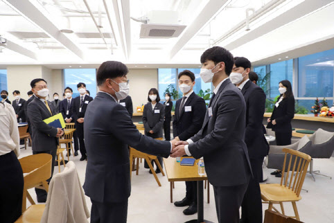 ▲ 김원규 이베스트투자증권 사장(좌)이 인턴 사원과 악수를 나누고 있다. ⓒ이베스트투자증권