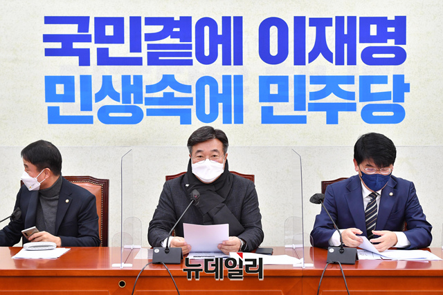 ▲ 윤호중 더불어민주당 원내대표가 7일 국회에서 열린 원내책회의에서 모두발언을 하고 있다. ⓒ이종현 기자