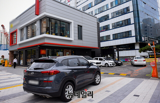 ▲ 서울의 한 '드라이브스루' 매장에 차량이 들어서고 있다. ⓒ정상윤 기자