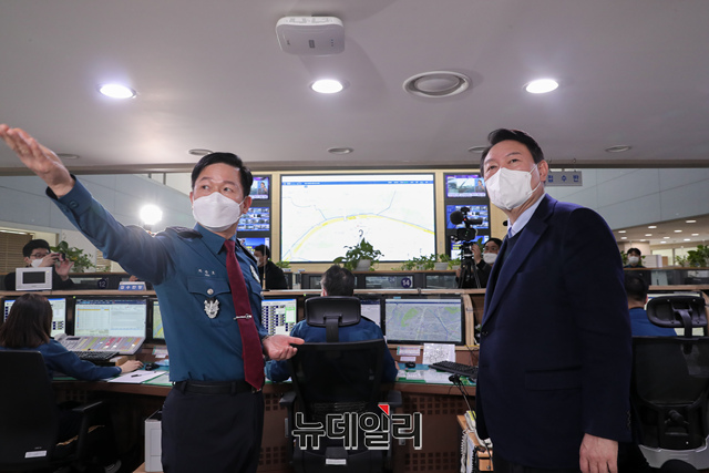 ▲ 윤석열 국민의힘 대선 후보가 7일 오후 서울 종로구 서울경찰청 112종합상황실을 방문해 업무 현황을 살피고 있다.ⓒ이종현 기자