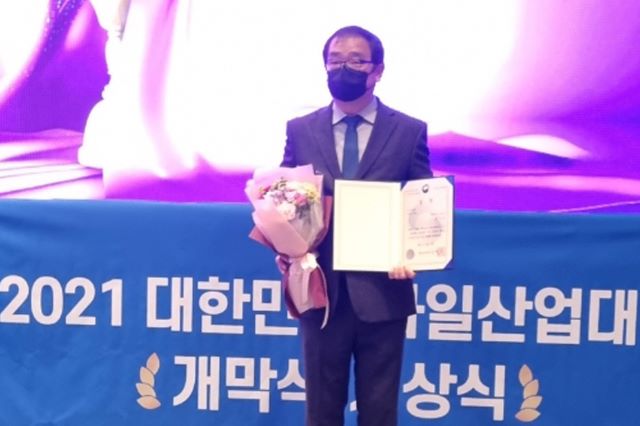 ▲ 최우수상을 받은 정상호 씨.ⓒ보은군