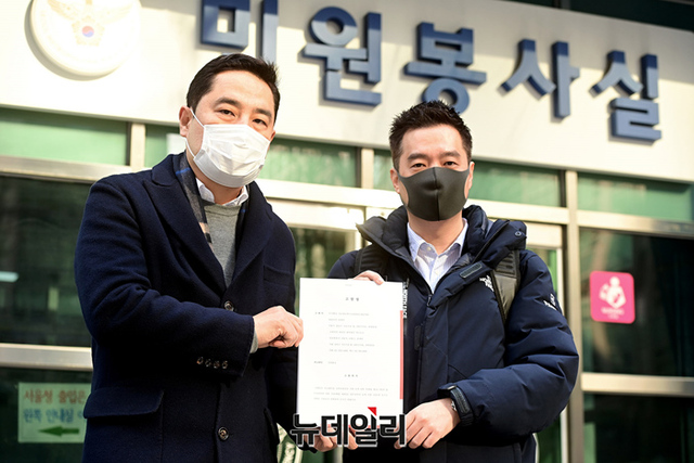 ▲ 강용석 가로세로연구소 소장과 김세의 대표가 7일 오후 서울 종로구 서울경찰청에 성폭행 가해자로 추정되는 성명불상의 남성을 처발해달라는 고발장을 냈다. ⓒ정상윤 기자