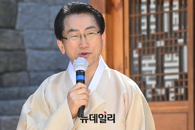 ▲ 지난 4월 14일 당시 김영종 종로구청장이 서울 종로구 무계원에서 열린 '종로 한복 토크콘서트'에서 인사말을 하고 있다. ⓒ뉴데일리 DB