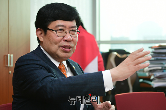 ▲ 윤창현 국민의힘 의원이 7일 오전 서울 여의도 국회의원회관 사무실에서 뉴데일리와 인터뷰를 하고 있다.ⓒ이종현 기자