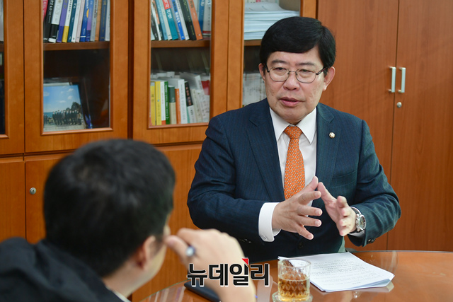 ▲ 윤창현 국민의힘 의원이 7일 오전 서울 여의도 국회의원회관 사무실에서 뉴데일리와 인터뷰를 하고 있다.ⓒ이종현 기자