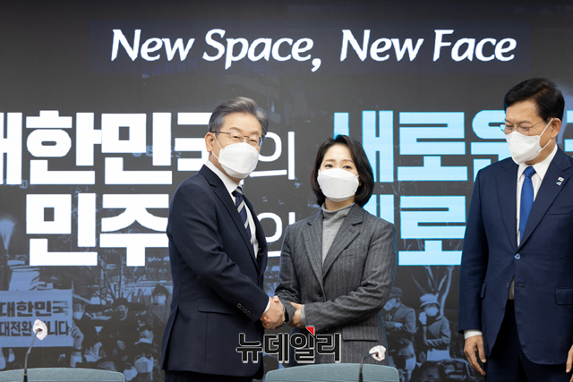 ▲ 이재명 대선 후보와 조동연 전 공동상임선대위원장이 지난달 30일 오전 서울 여의도 중앙당사에서 열린 기자간담회에 앞서 악수하고 있다. ⓒ뉴데일리DB