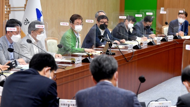 ▲ 이철우 경북도지사는 7일 간부회의에서 최근 코로나19 재확산세가 심상치 않다면서 자칫 지난해와 같은 민생경제 위축이 발생하지 않도록 선제적인 대응방안을 마련할 것을 주문했다고 밝혔다.ⓒ경북도