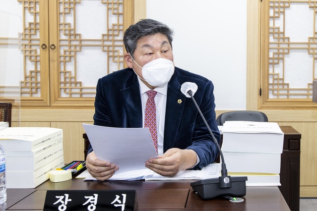 ▲ 장경식 경상북도의회 행정보건복지 위원(전반기 의장)실에 따르면 지난 9월 전 국민 88%를 대상으로 재난지원금 인당 25만 원씩 지급 시점에 경상북도 교육청에서도 유치원, 초, 중, 고교학생들에게 추가로 재난 지원금 30만 원씩을 지급함에 따라, 같은 나이 또래인 어린이집 3~5세 아이들이 지원금을 받지 못하는 사태가 발생했다.ⓒ경북도의회