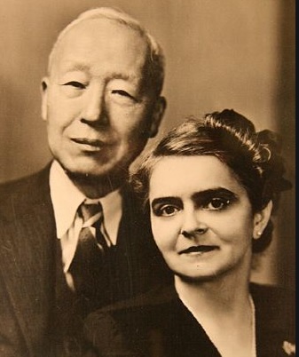 ▲ 이승만 박사와 부인 푸란시스카. 이승만이 영문저서를 몇번씩 고쳐쓰는 바람에 부인은 타이핑하느라 손가락이 짓무를 정도였다고.