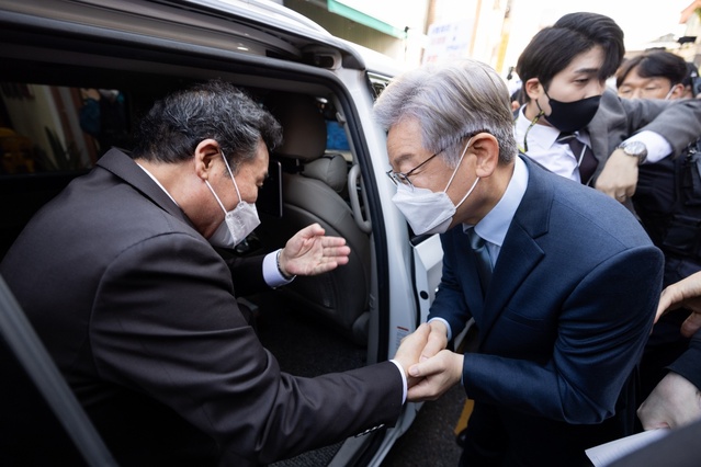 ▲ 이낙연 전 더불어민주당 대표(왼쪽)와 이재명 더불어민주당 대통령 후보. ⓒ정상윤 기자