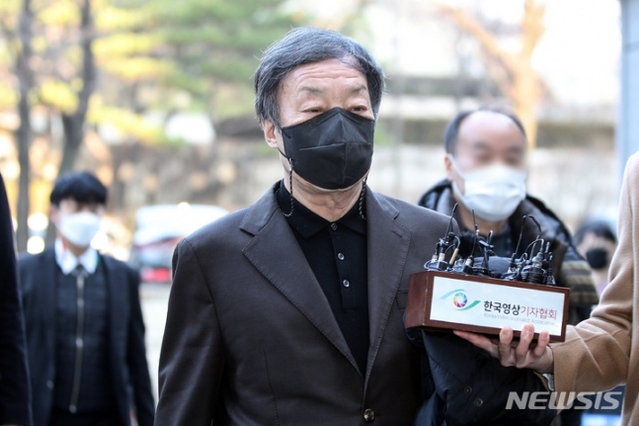 ▲ '불법 브로커'로 활동하며 사업가들로부터 뒷돈을 챙겼다는 의혹을 받고 있는 윤우진 전 용산세무서장이 지난 7일 오전 서울 서초구 서울중앙지방법원에서 열린 구속 전 피의자 심문(영장실질심사)에 출석하고 있다. ⓒ뉴시스