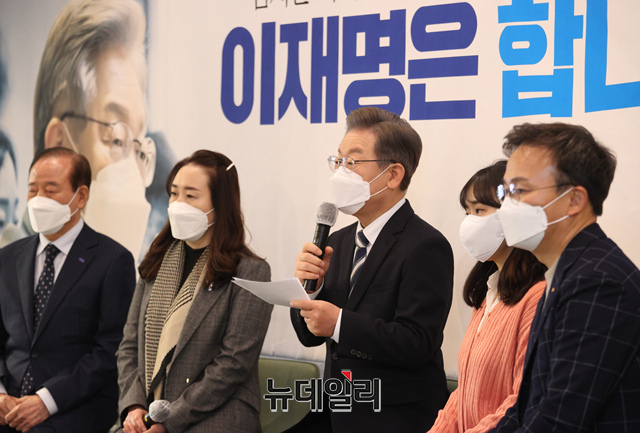 ▲ 이재명 더불어민주당 대선 후보가 8일 오전 서울 금천구 가산디지털 SKV1 한국산업단지 경영자연합회 회의실에서 중소벤처기업 정책공약 발표를 하고 있다. ⓒ뉴데일리(사진=이재명 캠프)