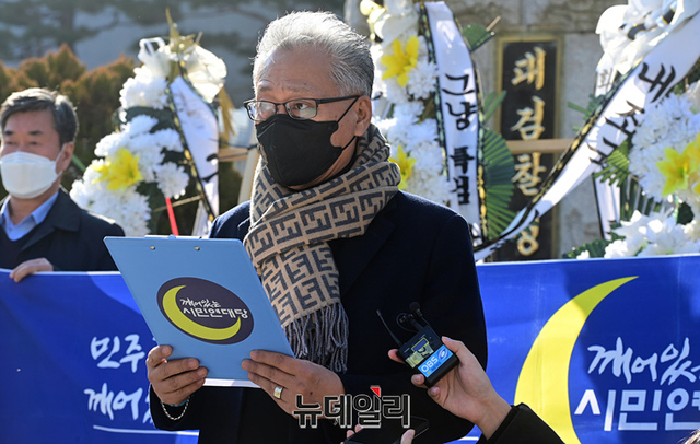 ▲ 8일 서울 서초구 대검찰청 정문 앞에서 기자회견을 연 깨어있는시민연대당 이민구 대표가 이재명 더불어민주당 대선후보가 공직선거법상 허위사실을 공표했다고 주장하며 기자회견을 열고 있다. ⓒ정상윤 기자