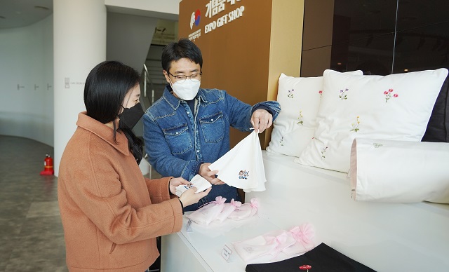 ▲ 경주엑스포대공원은 이효재 문화디자이너와 협업을 통해 친환경 기념품을 개발해 출시했다.ⓒ경주엑스포