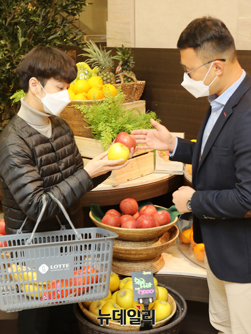 ▲ 9일, 서울 롯데백화점 강남점 식품관에서 청과 전문 바이어가 과일을 직접 고르고 있다. ⓒ롯데쇼핑