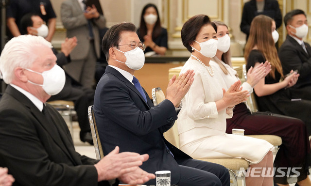 ▲ 문재인 대통령과 김정숙 여사가 7월 27일 오전 청와대 영빈관에서 열린 ‘유엔군 참전의 날 기념 유엔군 참전용사 훈장 수여식’에서 박수를 치고 있다. ⓒ뉴시스