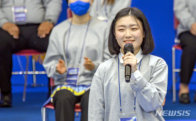 ▲ 이재명 더불어민주당 대선후보의 광주선거대책위원회 출범식이 지난 11월28일 오후 광주 서구 김대중컨벤션센터에서 열린 가운데, 만 18세의 공동선대위원장인 남진희(광주여고 3)양이 이 후보를 소개하고 있다.ⓒ뉴시스(사진=광주전남사진공동취재단)