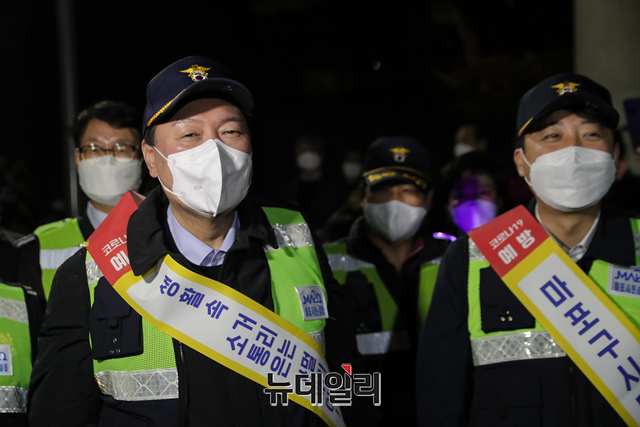 ▲ 윤석열 국민의힘 대선 후보와 이준석 대표가 7일 저녁 서울 마포구 홍익자율방범대를 찾아 방범대원들과 함께 주택가 및 상가를 동행 순찰하며 대화하고 있다.ⓒ이종현 기자(사진=윤석열 캠프)