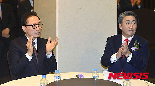 ▲ 이명박 전 대통령이 지난 2015년 12월15일 오후 서울 서초구 한 웨딩홀에서 열린 이동관 전 청와대 홍보수석의 출판 기념회에 참석해 이 전 수석과 박수를 치고 있다.ⓒ뉴시스