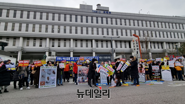 ▲ 9일 오후 2시 전국학부모단체연합이 충남 세종시에 위치한 교육부 앞에서 소아·청소년 방역패스 반대를 주장하는 집회를 열었다. ⓒ이태준 기자