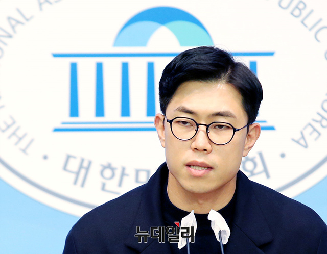 ▲ 노재승 국민의힘 공동선대위원장이 9일 오후 국회 소통관에서 자진사퇴의 뜻을 밝히고 있다.ⓒ이종현 기자