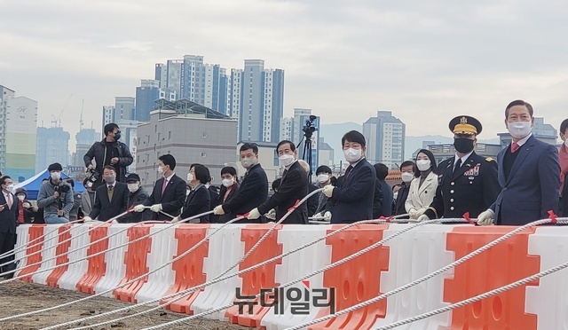 ▲ 오른쪽부터 조재구 남구청장, 브라이언 P. 쇼혼 미육군 대구기지 사령관, 권영진 대구시장, 장상수 대구시의회 의장이 담장을 허물기 위해 연결된 줄을 잡고 있다.ⓒ뉴데일리