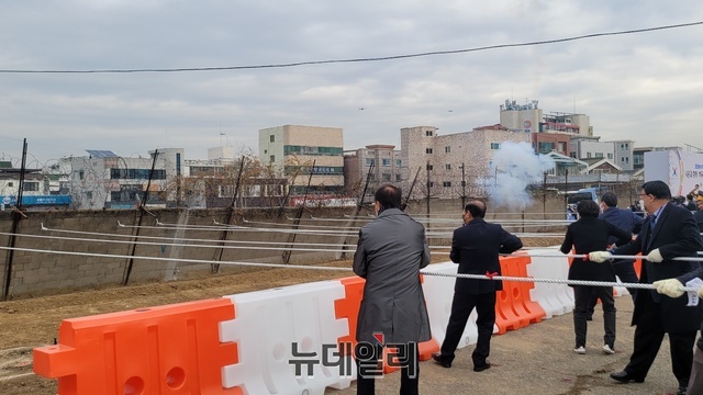 ▲ 행사에서는 금단의 땅으로 닫혀있던 공간이 시민의 품으로 돌아온다는 의미를 담아 시민이 직접 담장에 연결된 줄을 당겨 담장을 허물었다.ⓒ뉴데일리