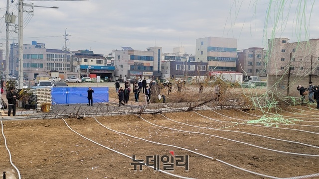 ▲ 대구시는 반환부지에 대구대표도서관, 대구평화공원 및 3차 순환도로 등을 신속하게 건설해 남부권 발전의 핵심 거점을 조성할 예정이다. 사진은 담장이 허물어진 후 장면.ⓒ뉴데일리