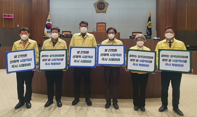 ▲ 충남도의회 농해위 소속 김영권·김기서·김득응·정광섭·김명숙·윤철상·장승재 의원은 10일 충남도의회 본회의장에서 성명서를 발표했다.ⓒ충남도