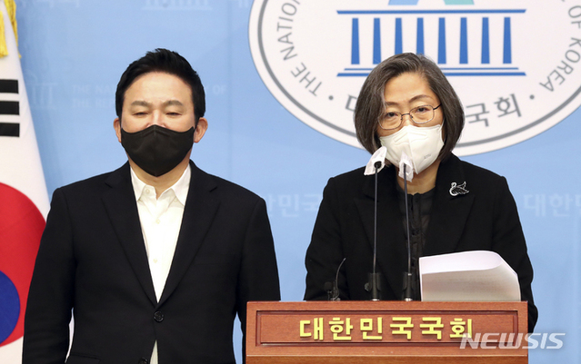 ▲ 10일 오전 국회 소통관에서 기자회견 열고 '약자동행 범죄 피해자 보호 1호-범죄 피해 보호 지원 제도' 공약을 발표하는 국민의힘 중앙선대위의 원희룡 (좌)정책총괄본부장과 이수정(우) 공동선대위원장. ⓒ뉴시스