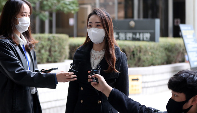 ▲ 코로나 확진으로 교사 임용시험을 치르지 못한 수험생 측 현지원 변호사가 지난 9일 오전 서울 서초구 서울중앙지방법원에서 '코로나 확진자 임용고시 박탈'과 관련한 대한민국 상대 손해배상 소송 승소후 취재진의 질문에 답변하고 있다. ⓒ뉴시스