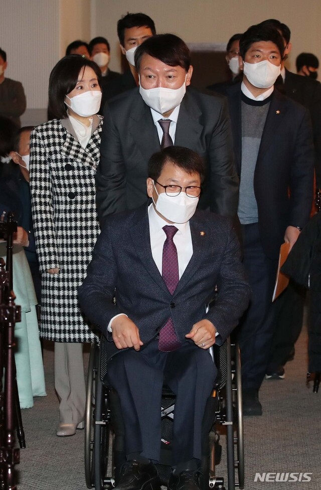 ▲ 윤석열 국민의힘 대선후보가 10일 서울 여의도 CCMM빌딩에서 열린 제23회 전국장애인지도자대회에 이종성 국민의힘 의원과 함께 입장하고 있다.ⓒ뉴시스