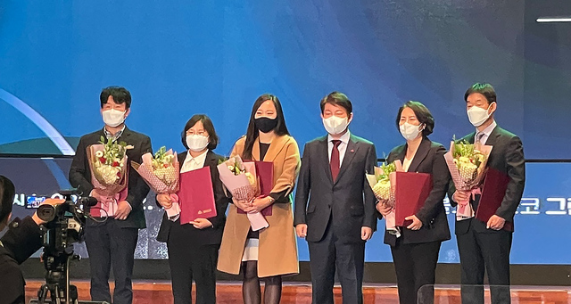 ▲ 영진전문대학교 권기선(평생교육원) 씨가 9일 인터불고엑스코에서 개최된 ‘2021 대구평생학습성과공유회’에서 평생교육 활성화와 일자리 창출에 기여한 공로로 권영진 대구시장으로부터 표창장을 받았다.ⓒ영진전문대