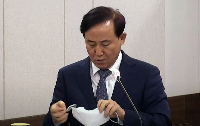 ▲ 지난 6월 9일 포천시의회 정례회에 참석한 유한기 전 본부장의 모습이다. ⓒ뉴시스