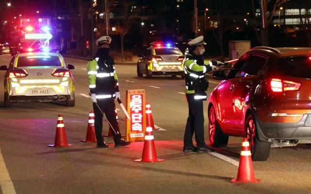 ▲ 경찰의 음주운전 단속현장. 현행 국가공무원법은 음주운전 전과가 있어도 임용이 가능하도록 돼 있다. ⓒ뉴시스. 무단전재 및 재배포 금지.