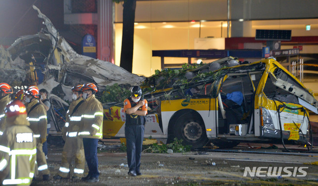 ▲ 지난 6월10일 오전 광주 동구 학동 재개발정비구역 철거물 붕괴·버스 매몰사고 현장에서 소방당국이 막바지 수색 작업을 벌이고 있다. ⓒ뉴시스