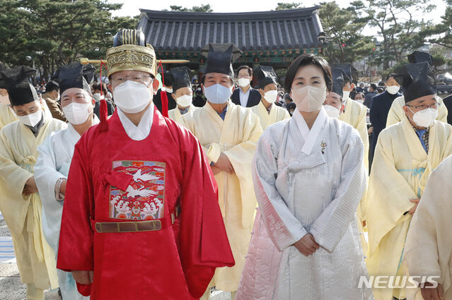 ▲ 경북 경주시 표암재 악강묘에서 제례복을 입은 이재명 민주당 대선후보. ⓒ뉴시스