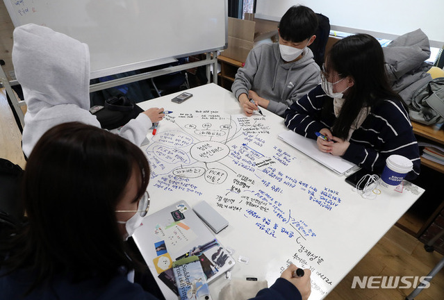 ▲ 청소년 방역 패스에 대한 논란이 한창인 7일 오후 서울 종로구 거꾸로캠퍼스에서 학생들이 '청소년 백신패스'를 주제로 토의하고 있다.ⓒ뉴시스